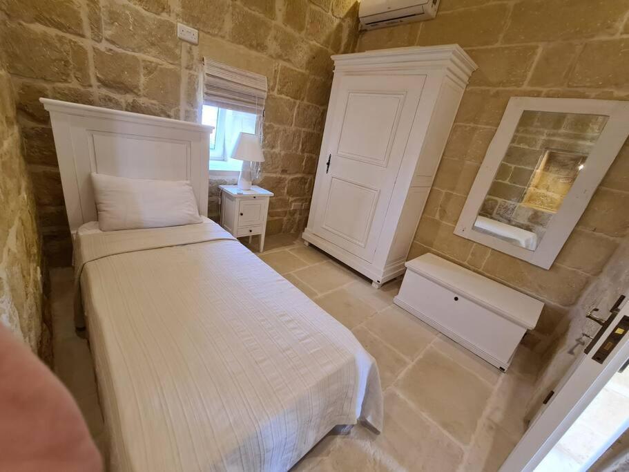 Farmhouse Villa With Large Pool And Garden In Gozo Għarb Екстериор снимка