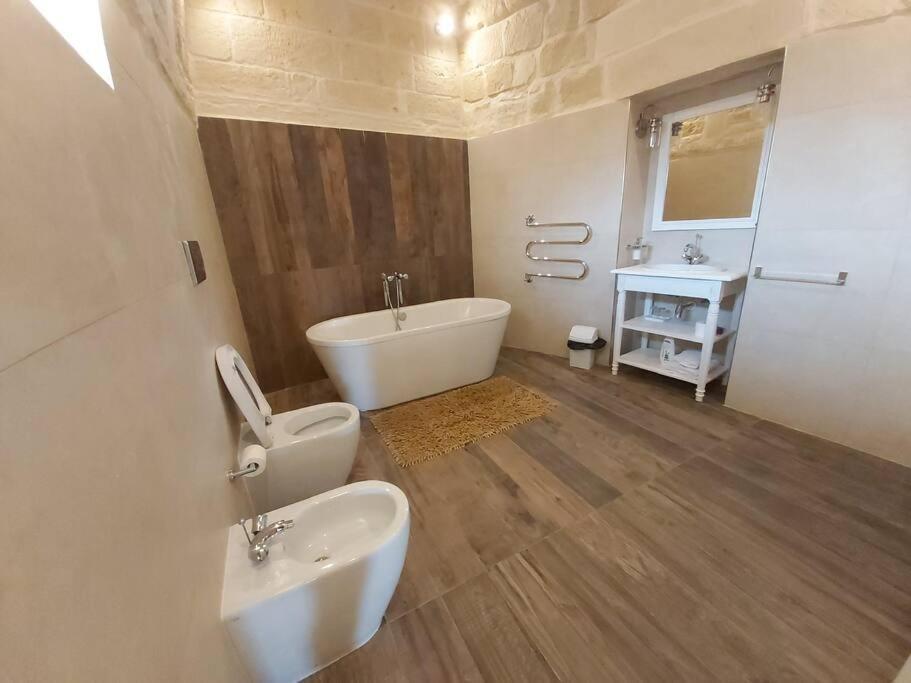Farmhouse Villa With Large Pool And Garden In Gozo Għarb Екстериор снимка