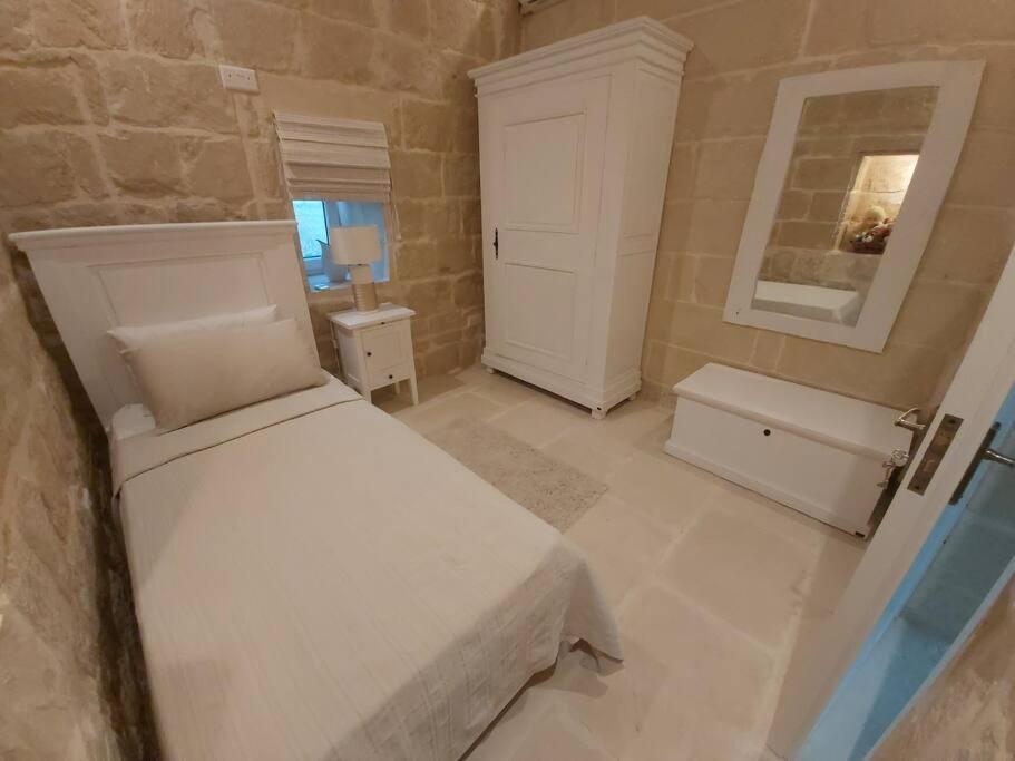 Farmhouse Villa With Large Pool And Garden In Gozo Għarb Екстериор снимка
